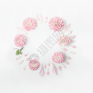 白色书桌背景上的粉红色花朵花瓣的圆形框架花圈母亲节生日婚礼快乐活动的节日问候布局图片