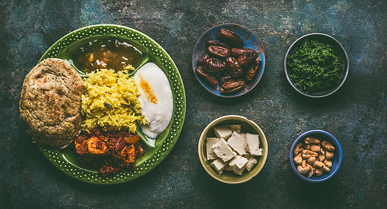 各种印度食物碗黑暗的乡村背景,顶部视图图片