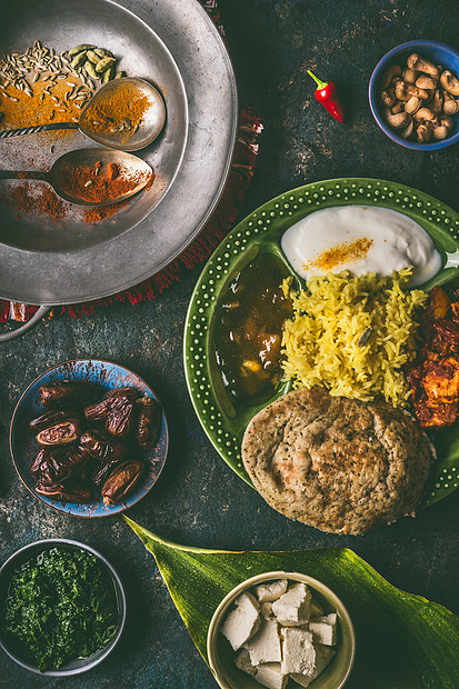 印度菜,各种晚餐碗中的黑暗乡村背景,顶级景观图片