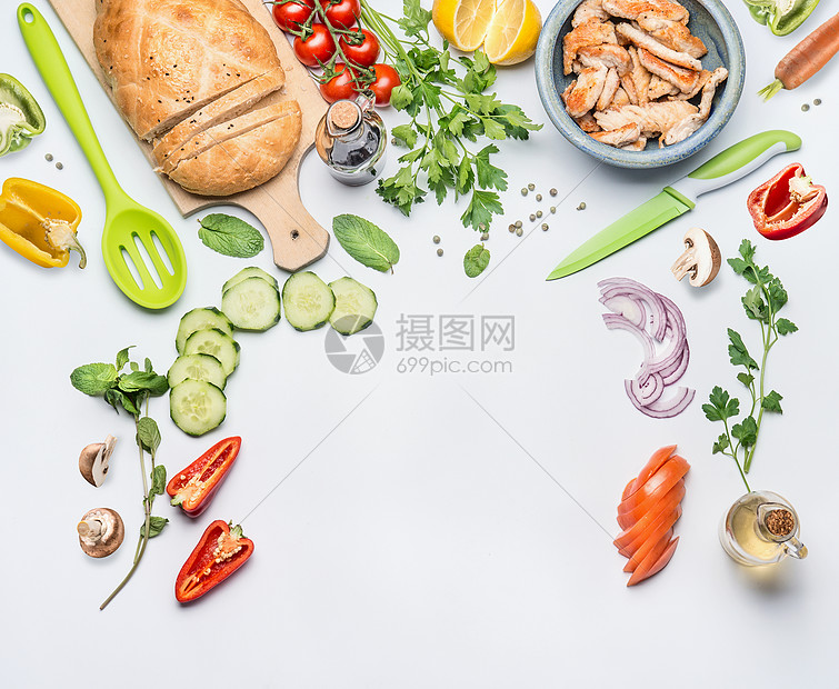 午餐食品饮食营养理念的健康清洁饮食布局各种新鲜蔬菜成分的沙拉与绿色烹饪勺子刀白色桌子背景,顶部视图,框架图片