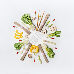 亚洲食品创意布局圆形框架白色书桌背景,顶部视图亚洲美食配料与荞麦,蔬菜,香料巴基斯坦菜素食健康营养理念图片