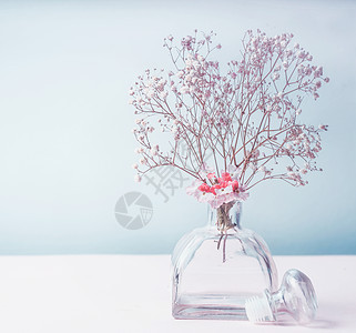 健康芳香疗法的璃罐扩散器与花粉彩背景,顶部视图芳香水疗套装图片
