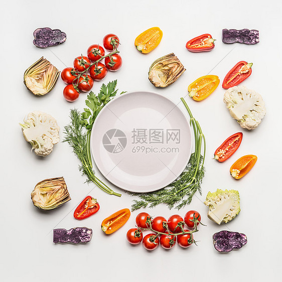 平躺彩色沙拉蔬菜配料周围的空盘与调味料白色背景,顶部的健康干净的饮食布局,素食饮食营养理念图片