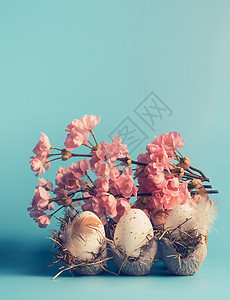 复活节鸡蛋板条箱盒与装饰春花蓝色背景,正视图,糊状风格图片