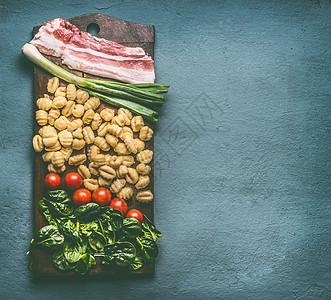 土豆泥菜的配料与菠菜,西红柿培根乡村桌子背景,顶部的视图图片