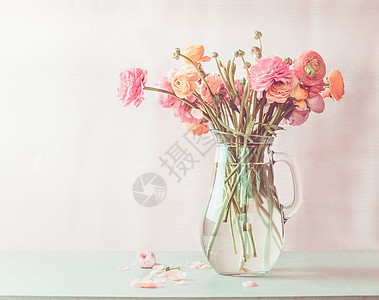 粉粉红色毛花璃水壶桌子上,正视图背景图片