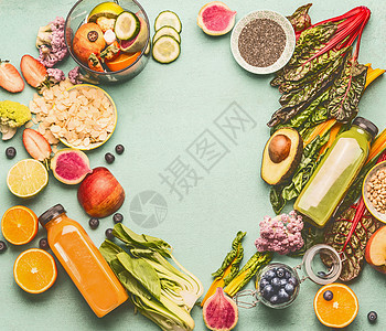 健康的冰沙果汁瓶与新鲜的各种水果,蔬菜,浆果,种子坚果成分的排饮料混合轻薄荷背景,顶部视图,框架图片