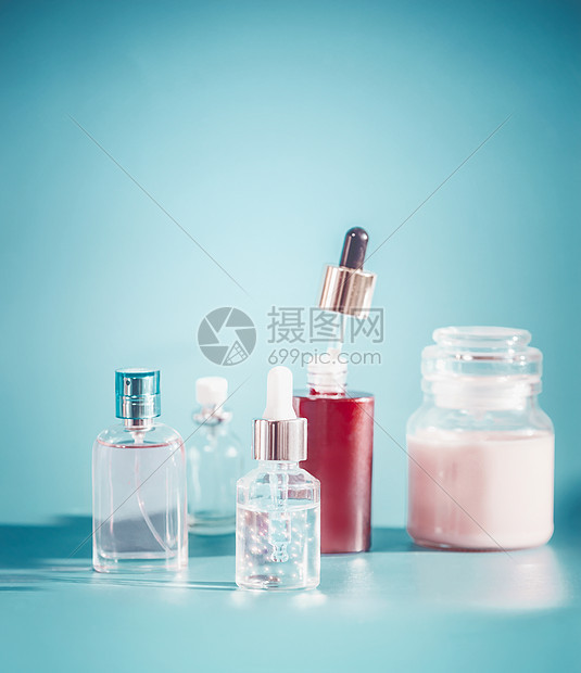 瓶子容器里的化妆品护肤与墨粉,精华,血清奶油绿松石蓝色背景,正视图美容产品的空白标签用于品牌模拟图片