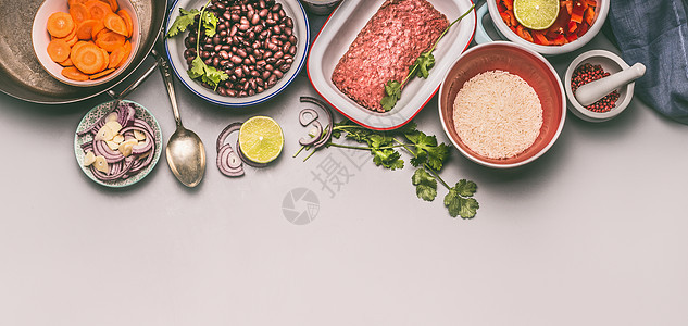 碗与烹饪原料,平衡的锅餐与豆类,碎肉,大米各种切割蔬菜灰色背景,顶部视图图片