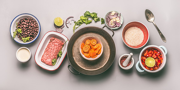 碗与配料平衡的锅餐与豆类,肉末,大米蔬菜灰色背景,顶部视图,平躺图片