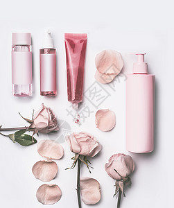 玫瑰化妆品新鲜粉红色玫瑰花花瓣白色桌背景,顶部视图,平躺图片