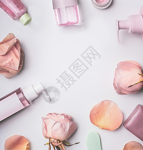 玫瑰化妆品框架与调色剂,血清,精华,保湿剂等白色桌背景,顶部查看部护肤美容治疗图片