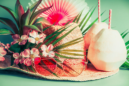 暑假配件草帽,椰子饮料,太阳镜棕榈叶奇葩,正景色热带海滩度假的图片