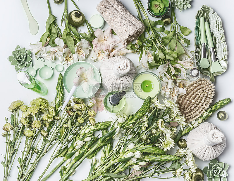 绿色草药水疗与水碗 花 蜡烛 按摩球 化妆品 草药花白色背景 顶部视图美丽 健康的生活方式健康的高清图片下载 正版图片 摄图网