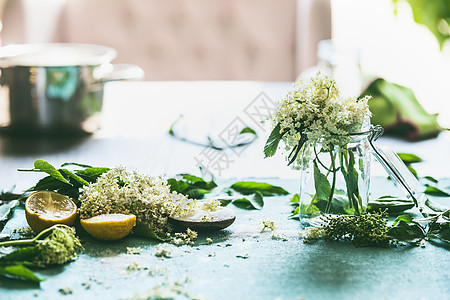老花糖浆果酱制剂窗户厨房桌子上的向日葵柠檬家庭生活方式健康的季节食物饮食烹饪图片