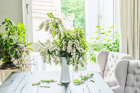 美丽的花与花相思枝白色花瓶桌子上的客厅窗户室内想法平静的生活图片