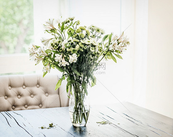 夏天的花客厅窗户的桌子上,花瓣飘落舒适的家居房屋装饰图片