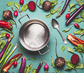 健康素食素食烹饪食用季节机蔬菜清洁食品的锅勺子桌子背景与配料,顶部视图,平躺图片