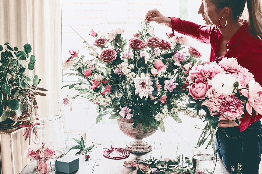 花店妇女美丽的大型节日活动 古典花与玫瑰其他花骨灰瓶桌子上的窗口 生活方式高清图片下载 正版图片 摄图网