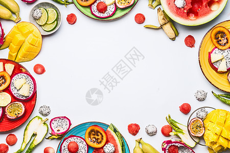 夏季各种五颜六色的热带水果浆果切片盘子碗白色背景,顶部视图,框架清洁健康的生活方式背景图片
