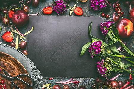 夏季静物背景与新鲜浆果,水果鲜花周围空白黑板与为您的文本,顶部视图乡村风格机食品图片