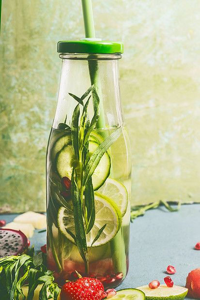美味的瓶装水与饮料吸管配料,正观看用绿色水果黄瓜草药调味的水夏季饮料健康干净的排饮料图片
