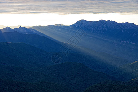 太阳落奥林匹克山后的奥林匹克公园,华盛顿图片