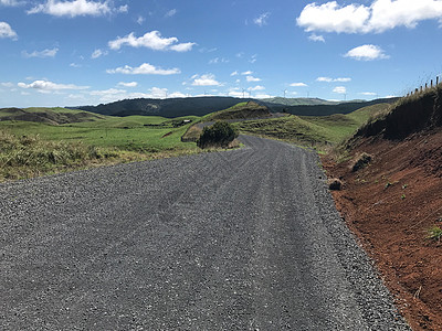 穿过新西兰农田的砾石路图片