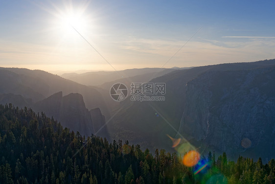 烟雾弥漫的日子里,约塞米蒂山谷上空日落图片