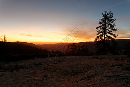 日落约塞米蒂公园的约塞米蒂山谷图片