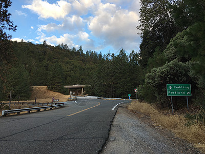 加州州际5号的农村匝道加利福尼亚州州际5号的乡村匝道,个指向雷德丁波特兰的标志图片