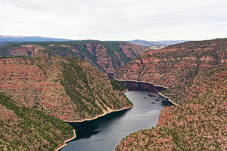 犹他州火焰峡谷红色峡谷的远景犹他州火焰峡谷娱乐活动区的红色峡谷图片