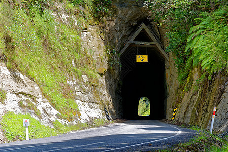 新西兰塔拉纳基被遗忘的世界公路孤独的风景公路穿过农田塔拉纳基,新西兰图片