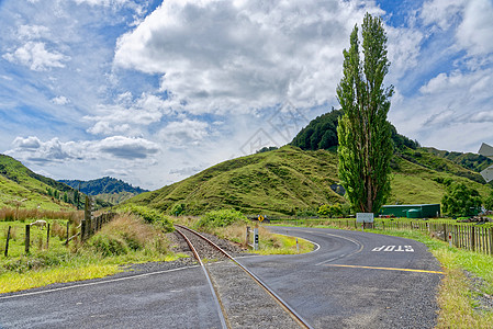 新西兰塔拉纳基被遗忘的世界公路孤独的风景公路穿过农田塔拉纳基,新西兰图片