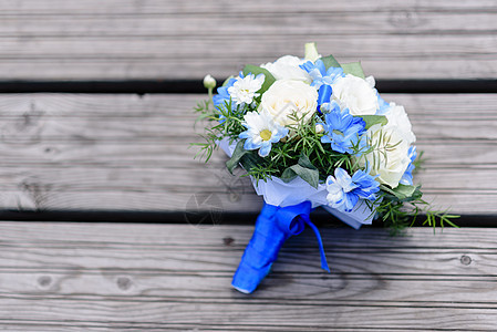 布基新娘,蓝色的花躺木墩上图片