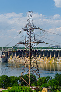 蓝天背景下的桥水电站图片