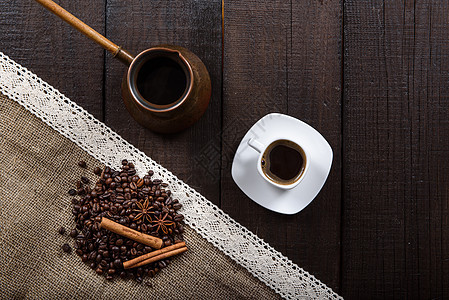 黑咖啡土耳其与肉桂八角茴香下杯图片