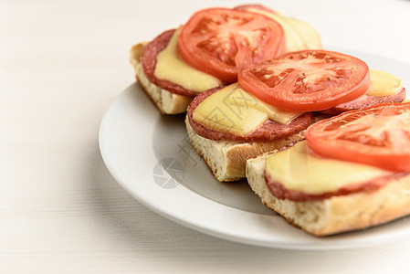 热三明治与融化的奶酪香肠,香肠西红柿图片