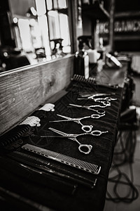 镜子前桌上理发师的工具图片