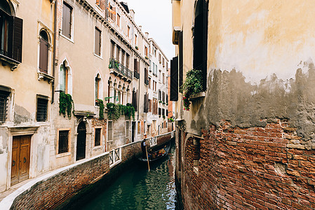 意大利威尼斯狭窄的街道运河图片