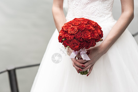 新娘手中的红色玫瑰的婚礼花图片