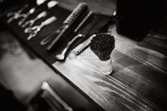 镜子前桌上理发师的工具图片