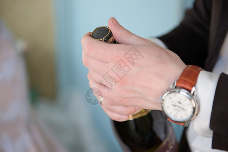 婚礼香槟打开新郎,手表上图片