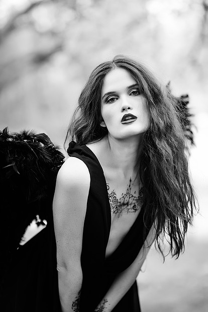 摄图网>照片>外国人像>老森林里黑色翅膀的堕落天.