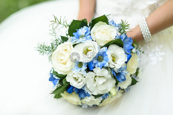 新娘手里着蓝色的花图片