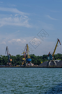 货物港与货物重机蓝天背景图片