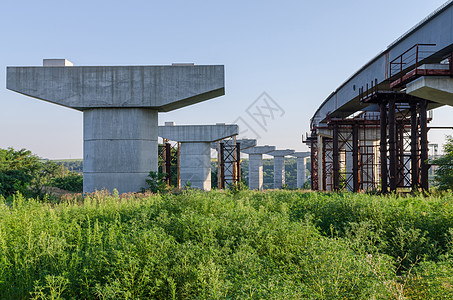 用支架结构元件重机跨越河流的桥梁的建造图片