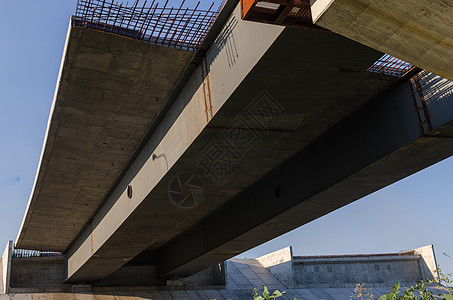 用支架结构元件重机跨越河流的桥梁的建造图片