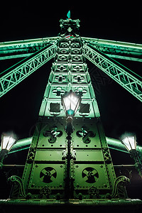 旧铁桥夜间路灯的灯光下穿过多瑙河布达佩斯匈牙利图片