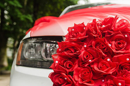 用红玫瑰装饰的婚车图片